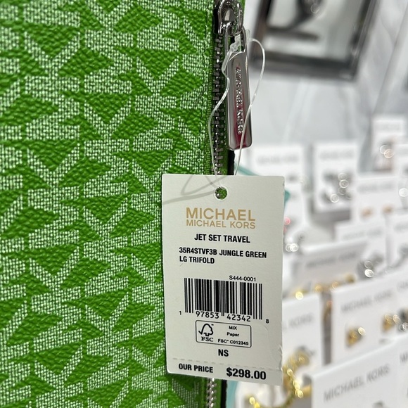 Michael Kors Jet Set Large Logo Trifold Wallet
Jungle Green 
NWT - Picture 14 of 16